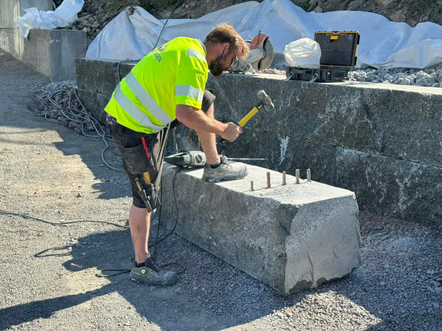 Støttemur til hage fra Stensnes Maskin - solid løsning for nivåforskjeller og økt sikkerhet.